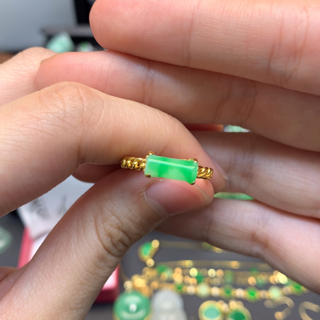 翡翠未镶嵌戒指有纹裂