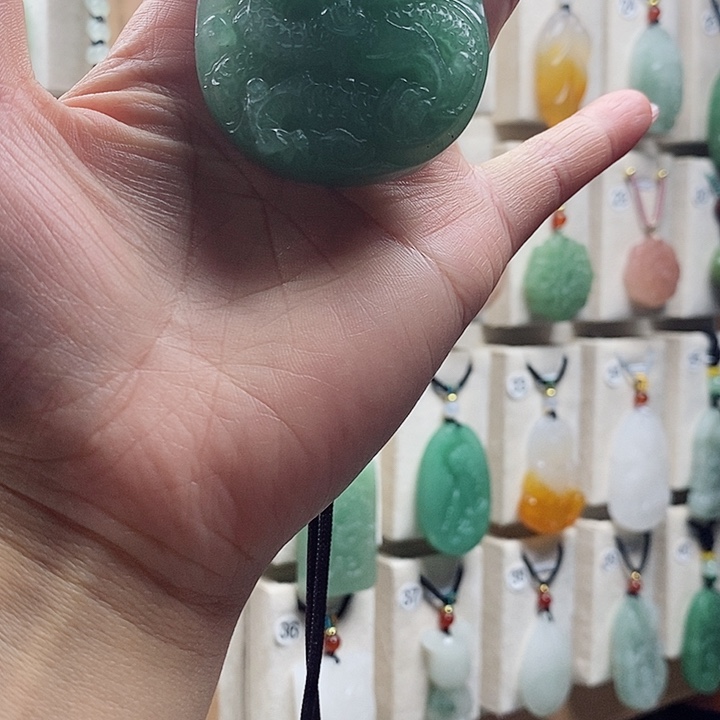 石英质玉未镶嵌颈饰