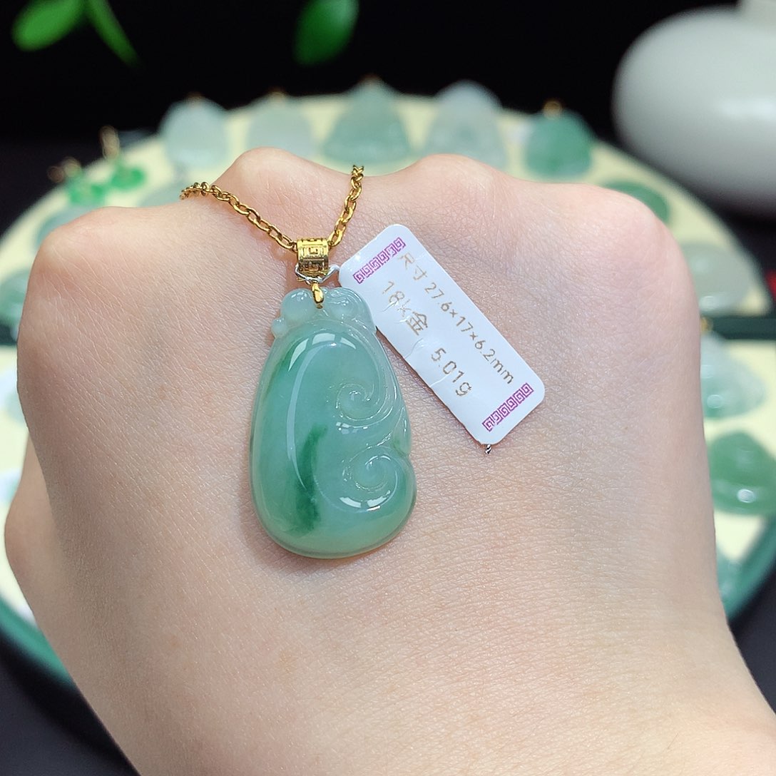 翡翠18K金镶嵌颈饰如意