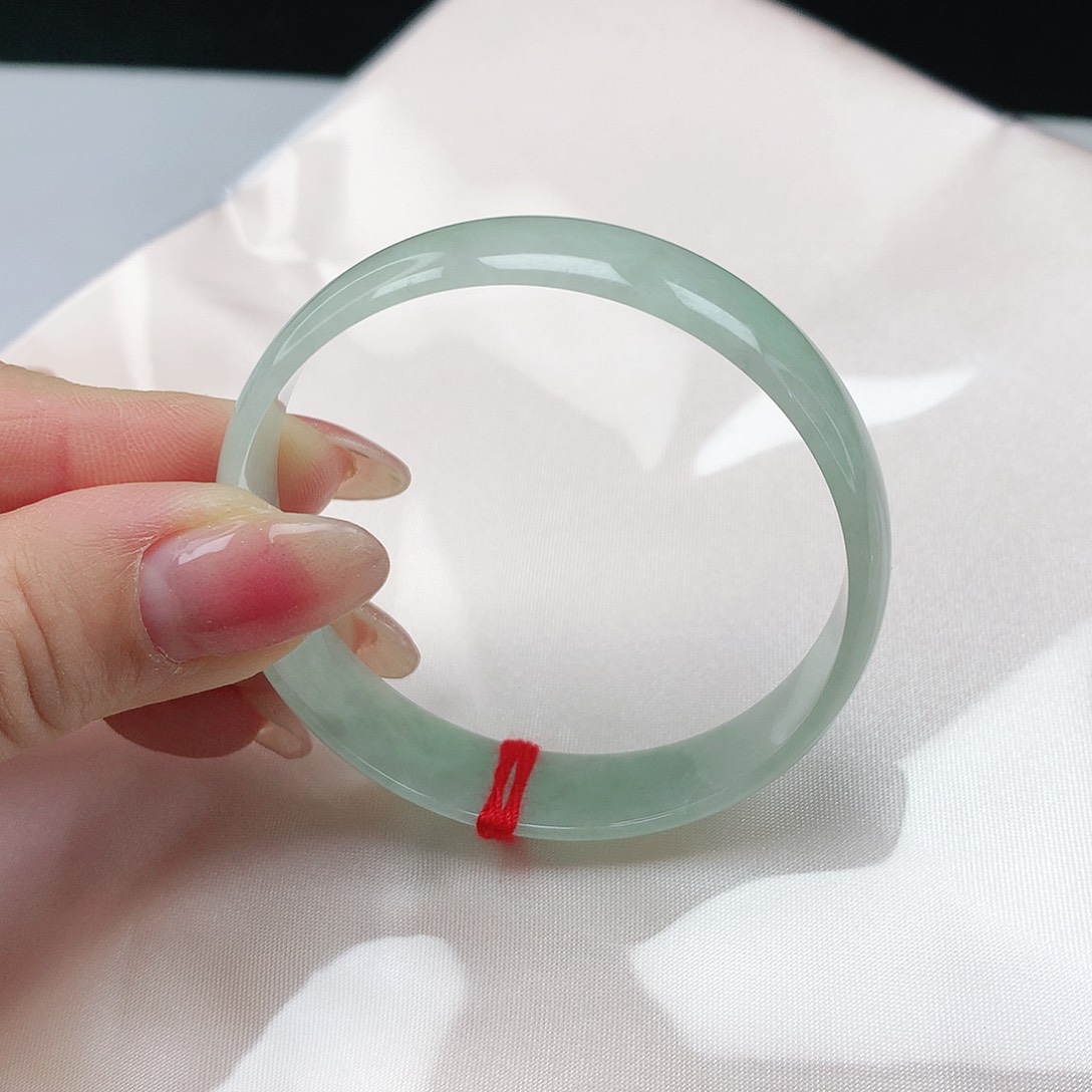 翡翠手镯未镶嵌翡翠