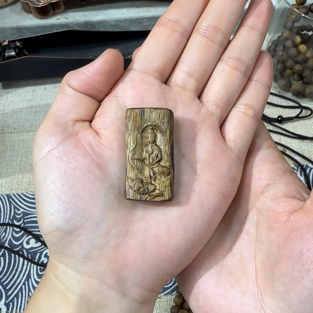 沉香吊坠素牌白奇雕刻无相佛