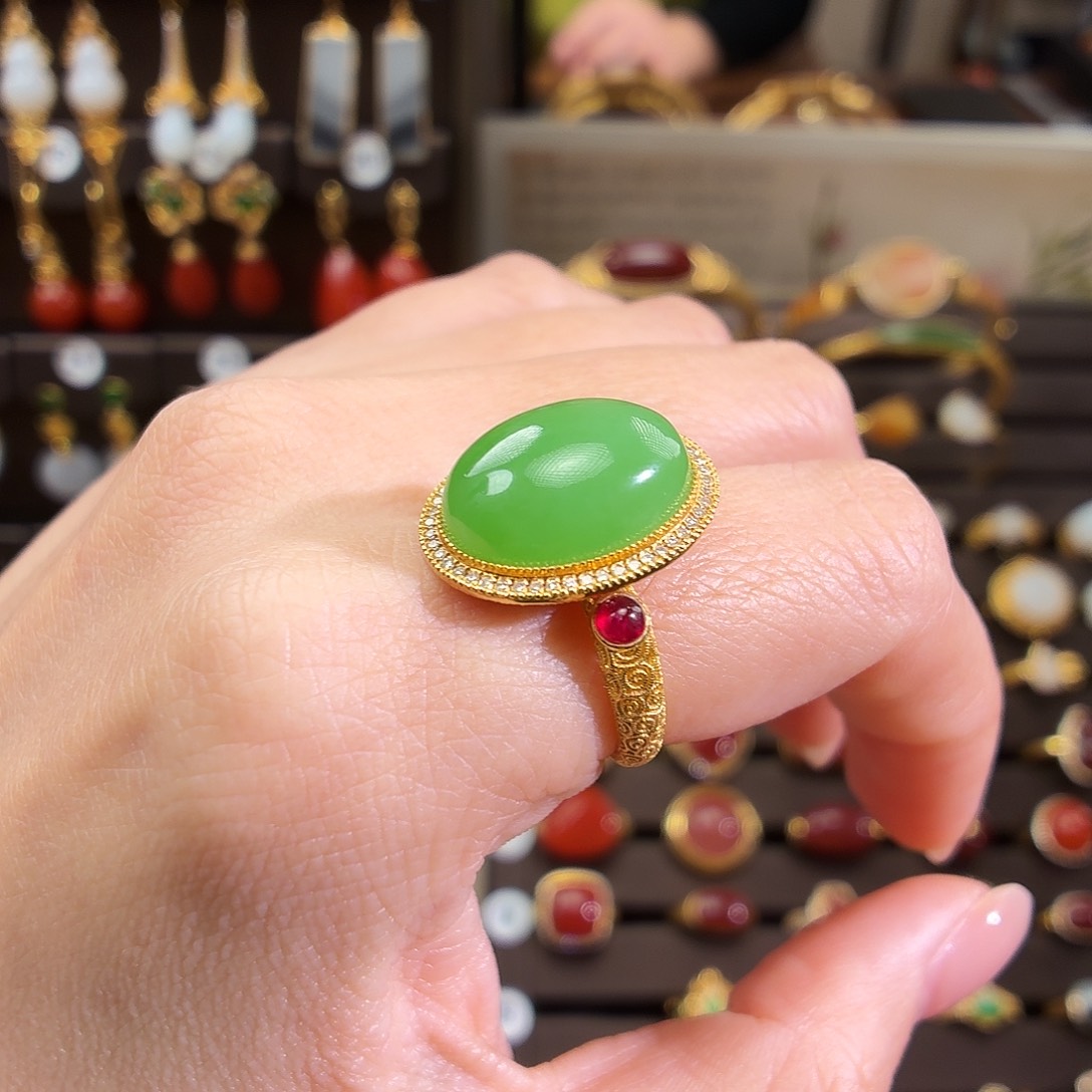 颈饰18K金镶嵌和田玉