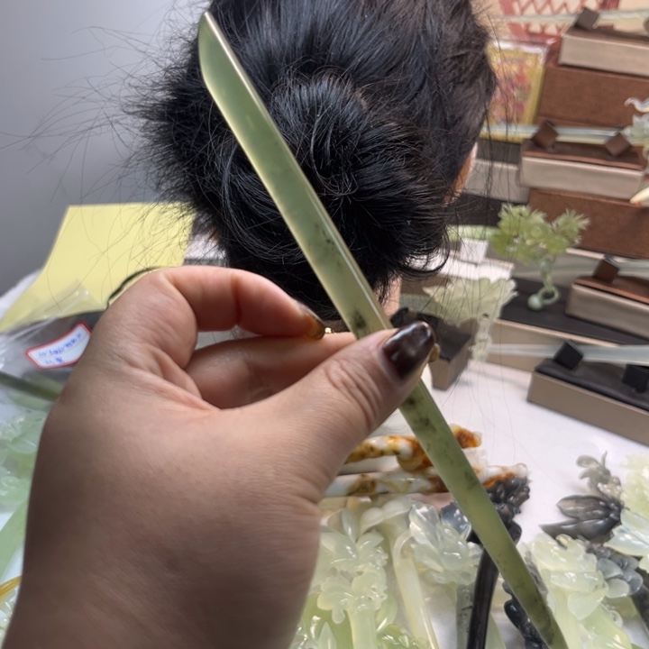 赖***姐蛇纹石玉合金发饰