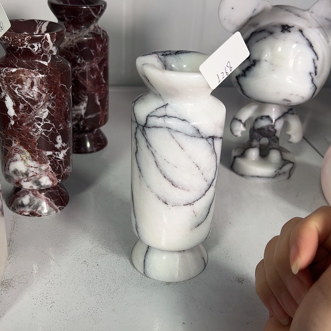 石材花瓶。    268