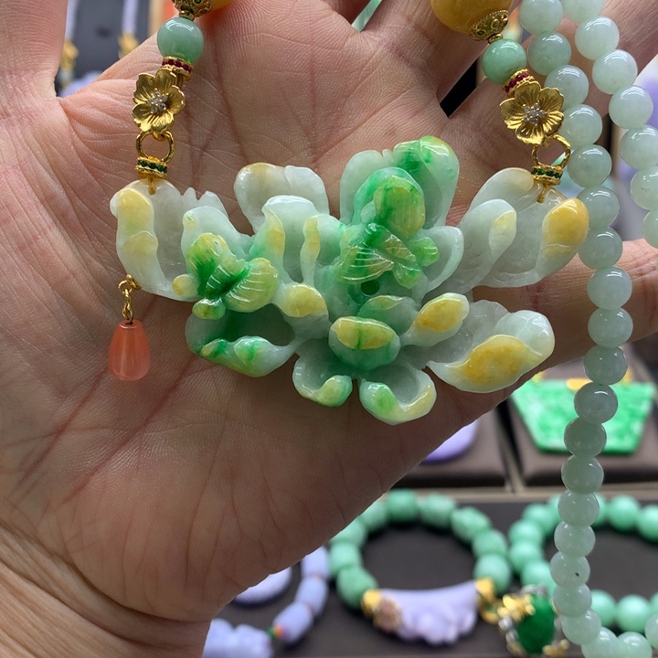 翡翠吊坠(赠链)未镶嵌