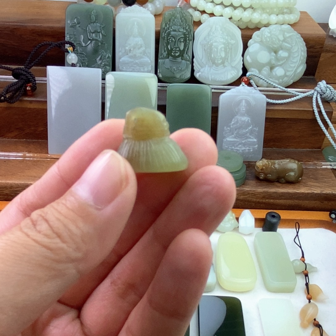 欲***…和田玉未镶嵌颈饰