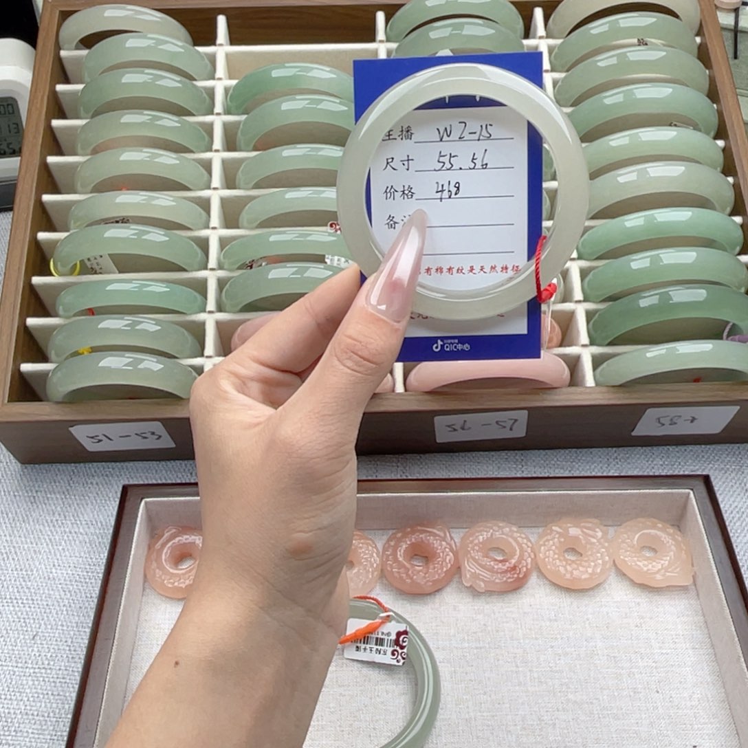 ****石英岩玉未镶嵌手镯