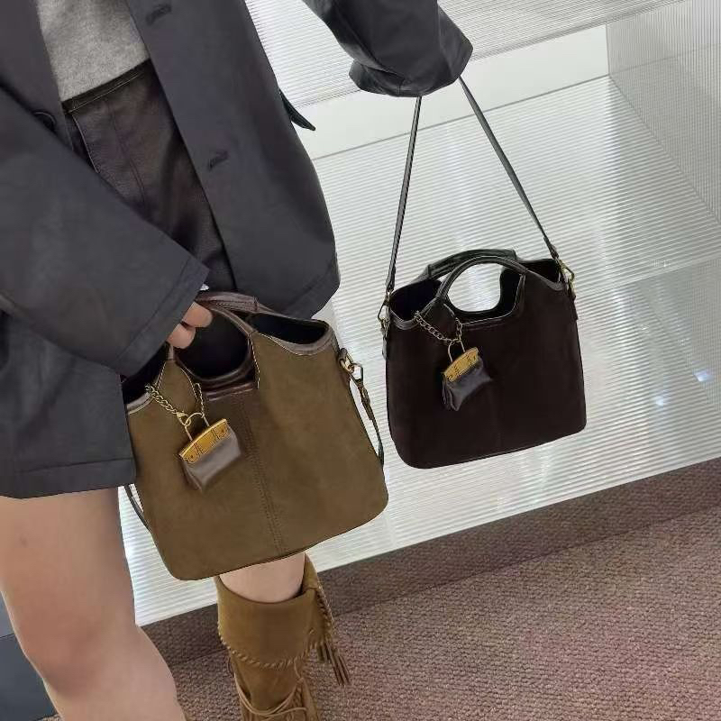 韩版时尚轻奢复古麂皮绒水桶包大容量手提单肩斜挎通勤