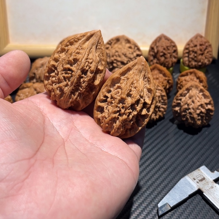 6***8文玩核桃吊坠鸡心