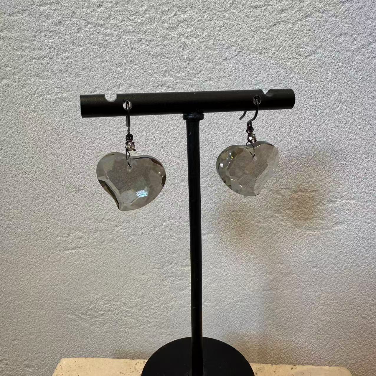 铜合金亚克力耳饰  6592 简约百搭灰色水晶闪闪心心耳钩耳饰