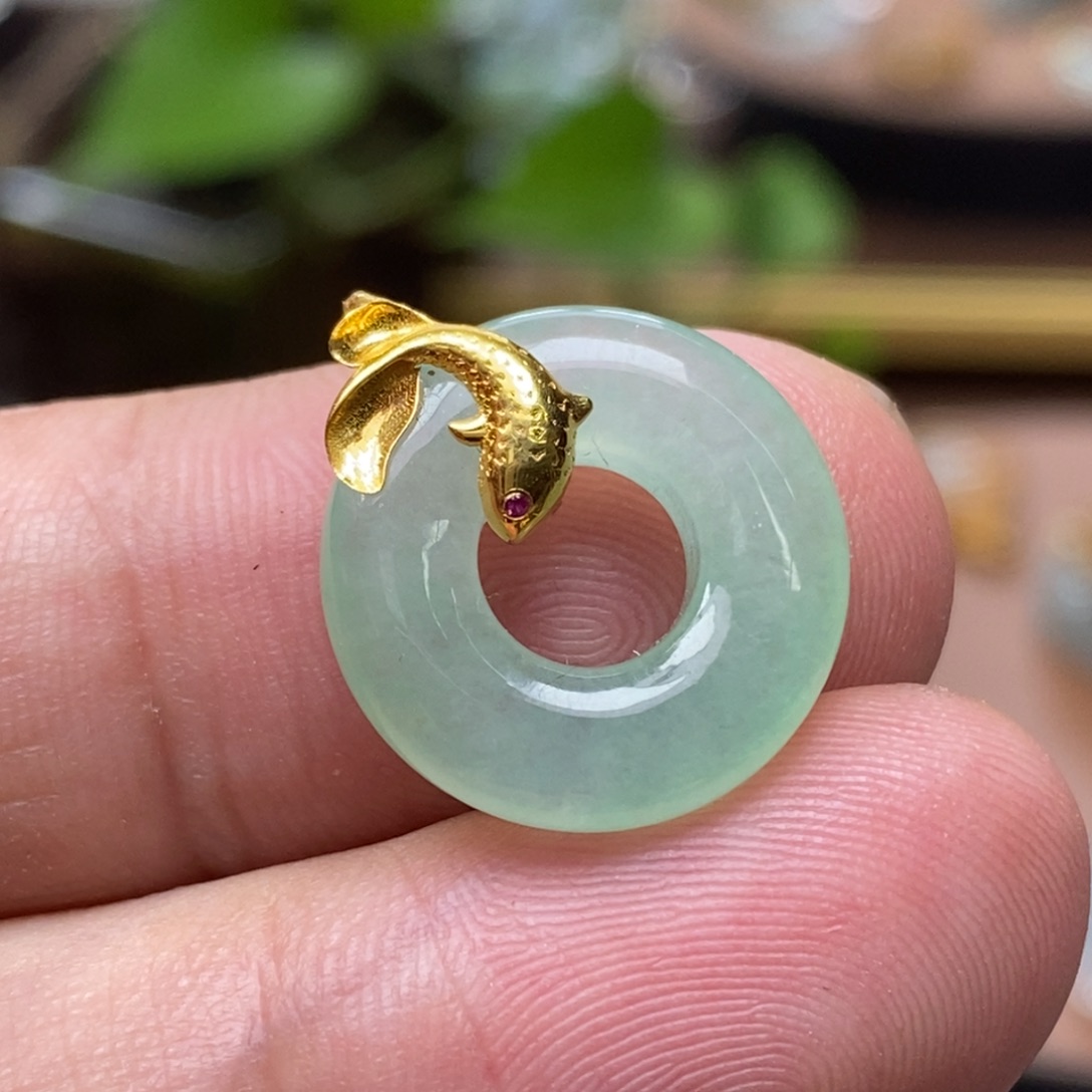 翡翠18K金镶嵌颈饰吊坠