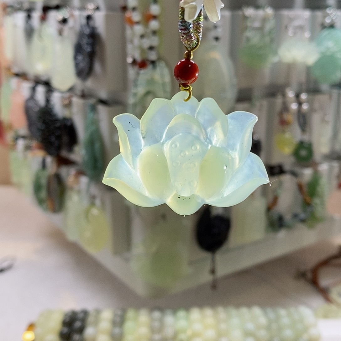 蛇纹石玉颈饰未镶嵌