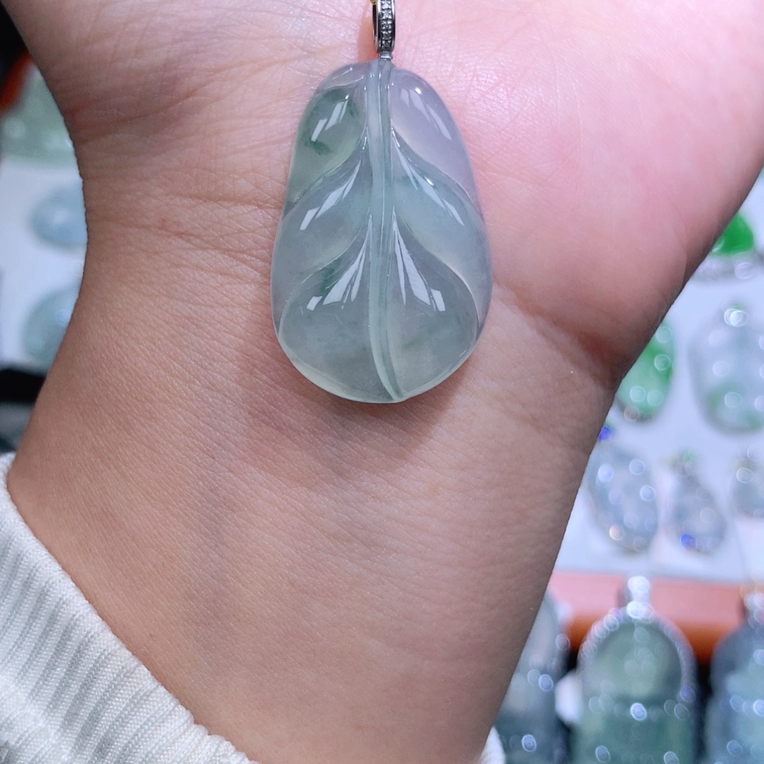 翡翠18K金镶嵌颈饰叶子