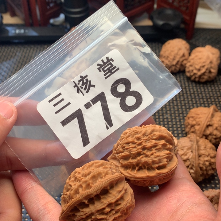 杜***克文玩核桃吊坠金牛