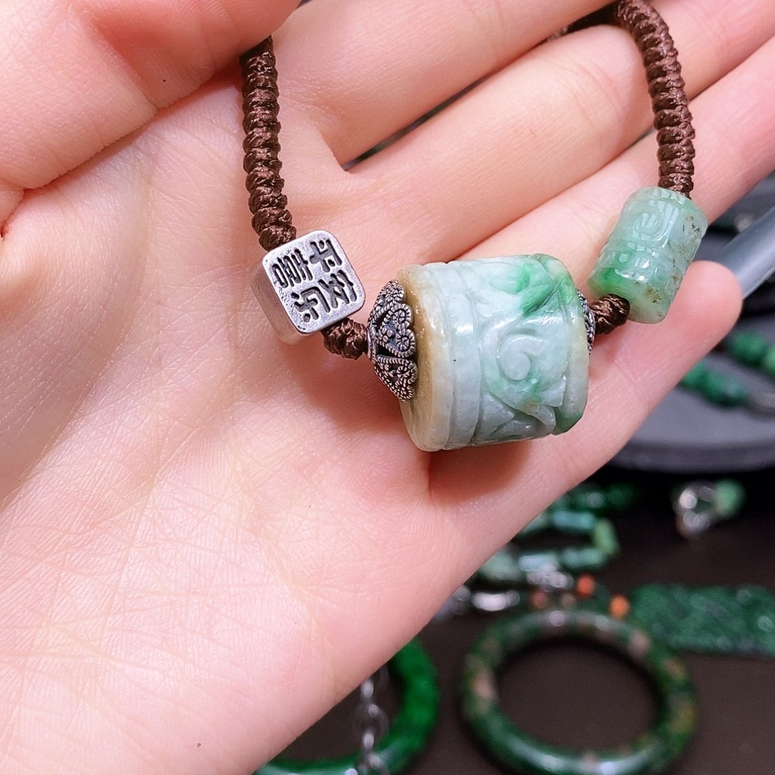 翡翠未镶嵌颈饰漂亮美眉