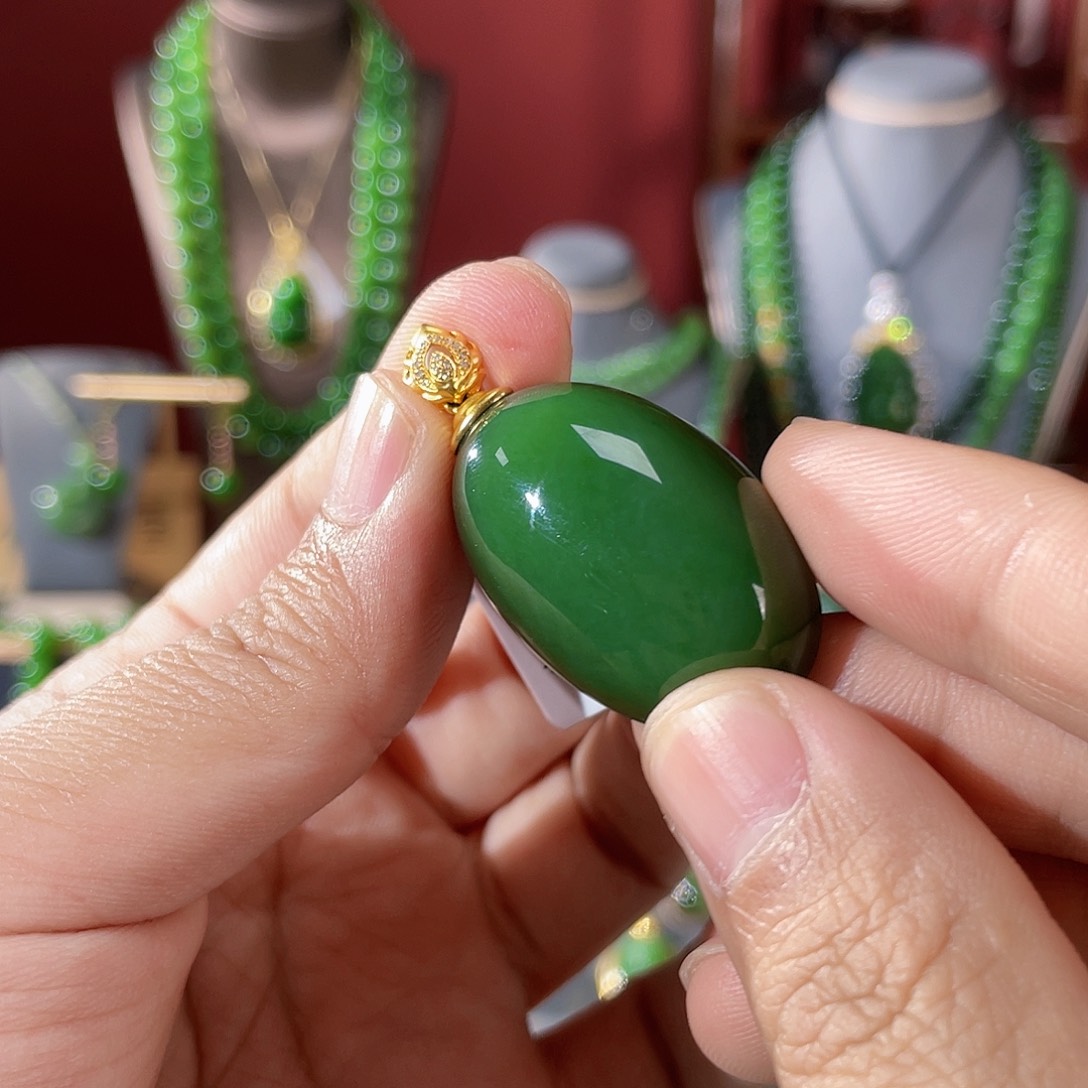 和田玉（碧玉）18K金镶嵌颈饰