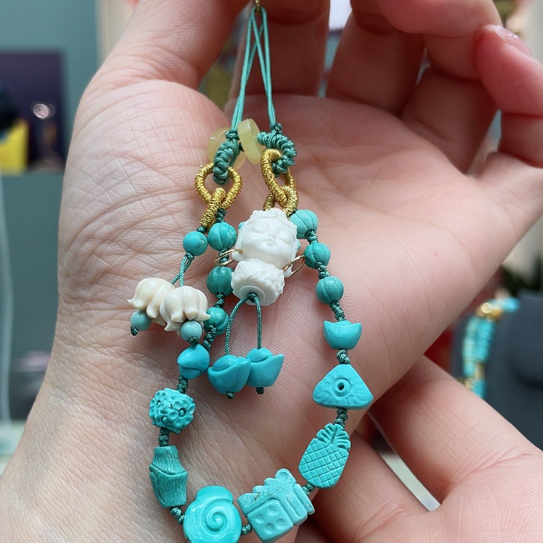 绿松石颈饰未镶嵌