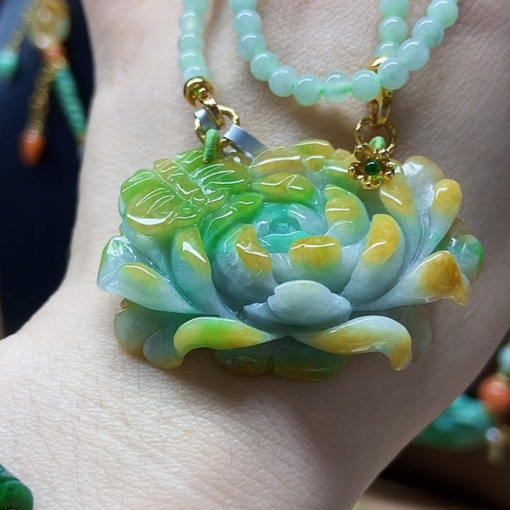 翡翠未镶嵌颈饰吊坠