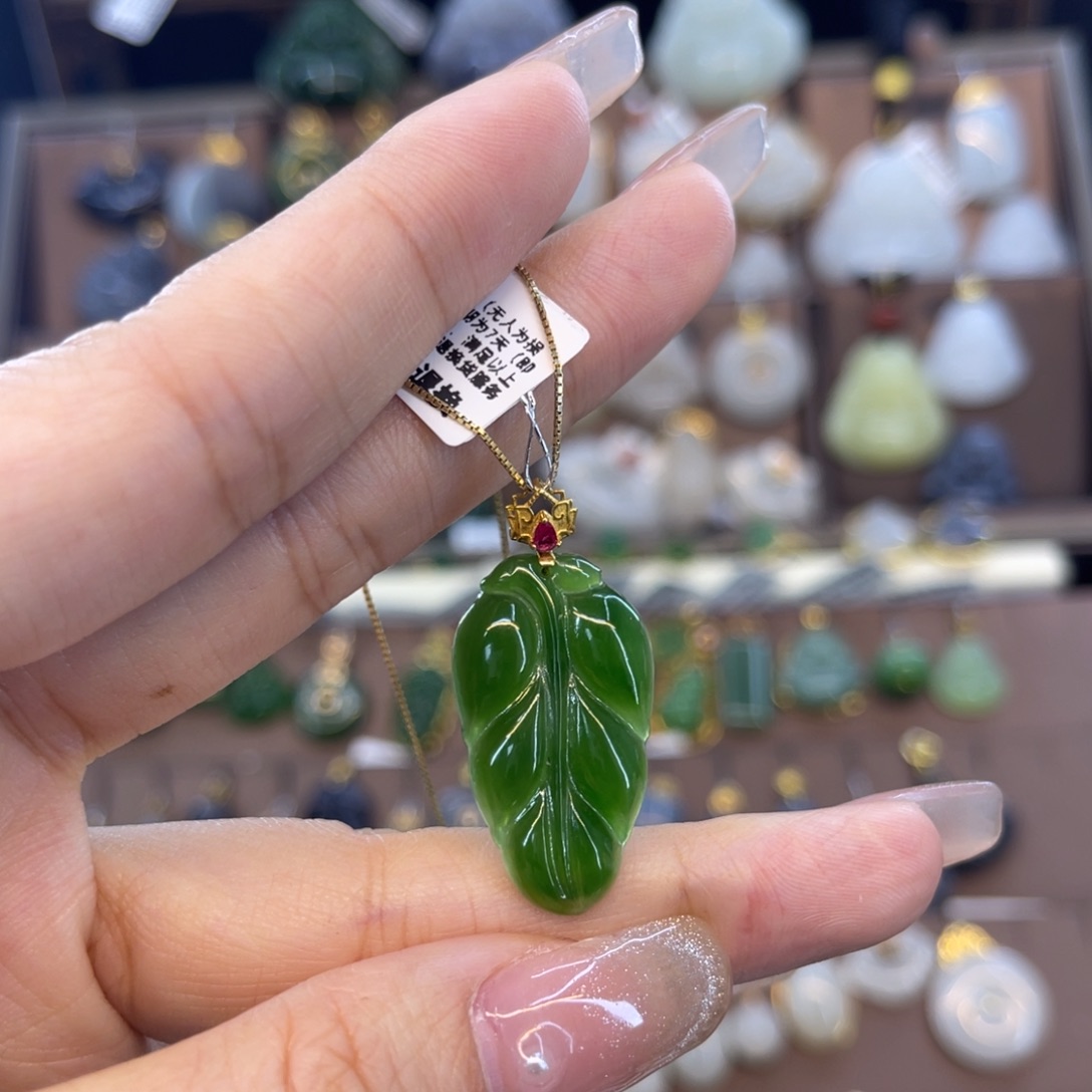 和田玉吊坠18K金镶嵌