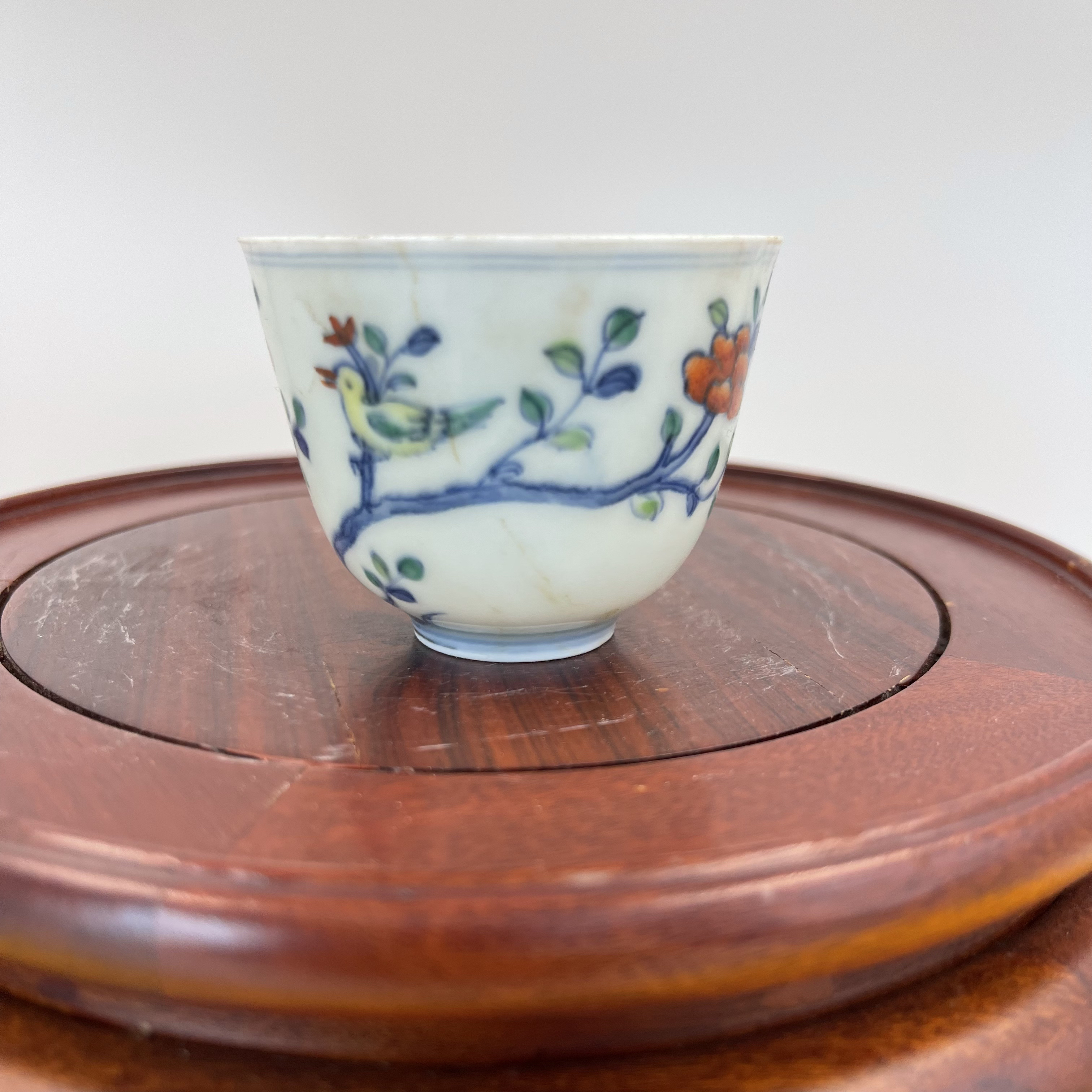 斗彩花鸟纹杯   高4.8公分 口径6公分  微瑕 口沿 冲线 磕碰