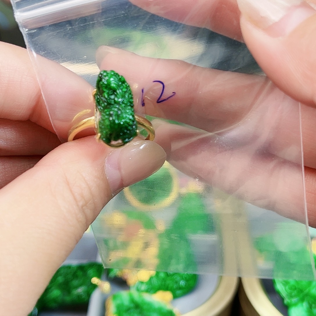 翡翠颈饰银S925镶嵌梵****室戒指