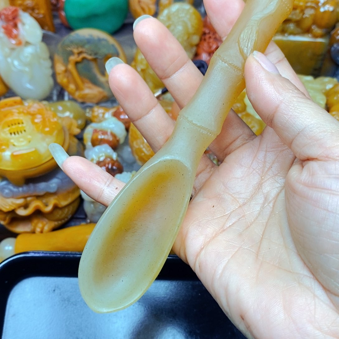 石英质玉（黄龙玉）未镶嵌颈饰