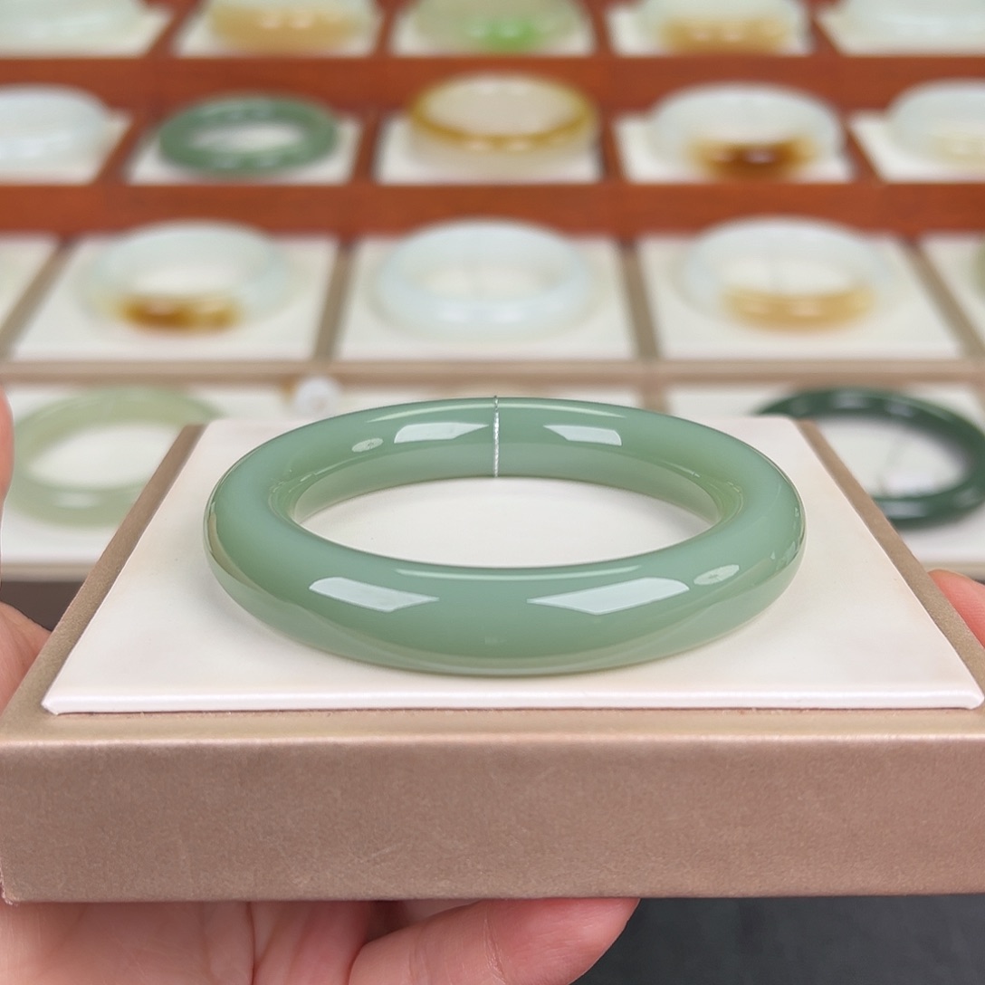 未镶嵌手镯和田玉粉青