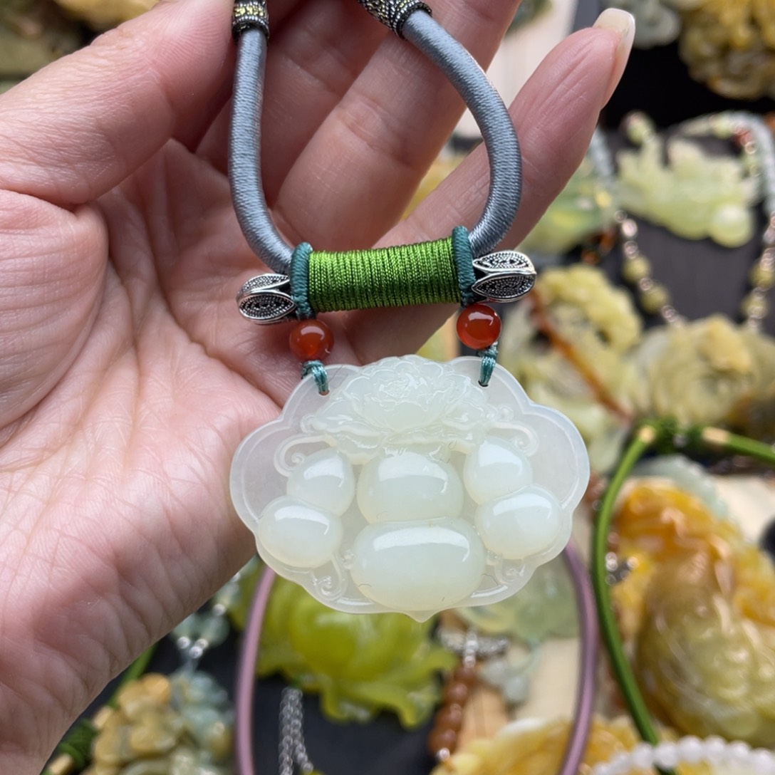 蛇纹石玉颈饰未镶嵌