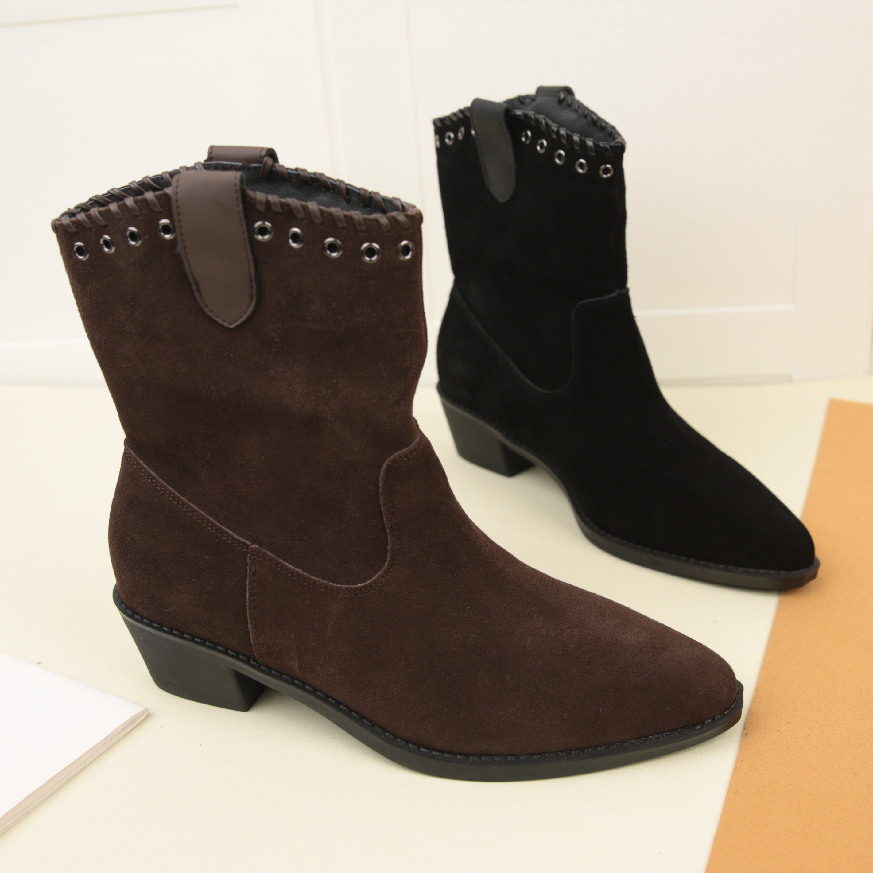 2066冬季新款复古圆尖头西部牛仔靴女加绒保暖套筒时尚粗跟中筒靴