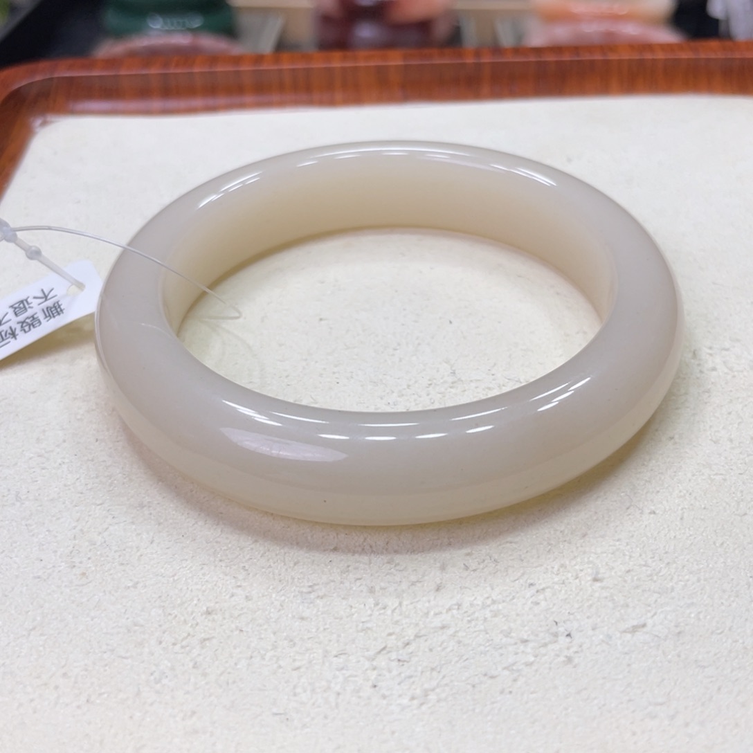 未镶嵌手镯石英岩玉