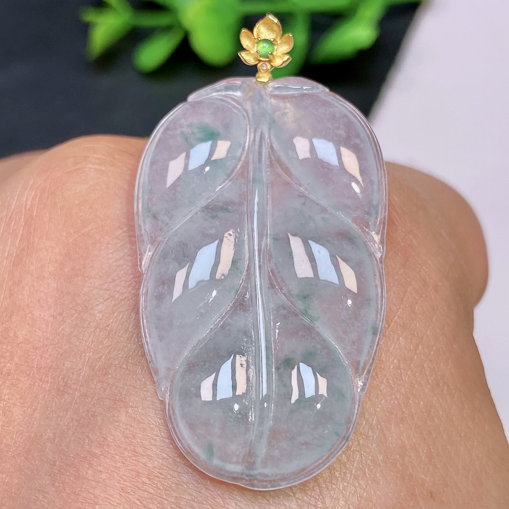 天然翡翠A货 高冰种玻璃透翡翠飘花叶子吊坠38.3-23.2-3.6mm