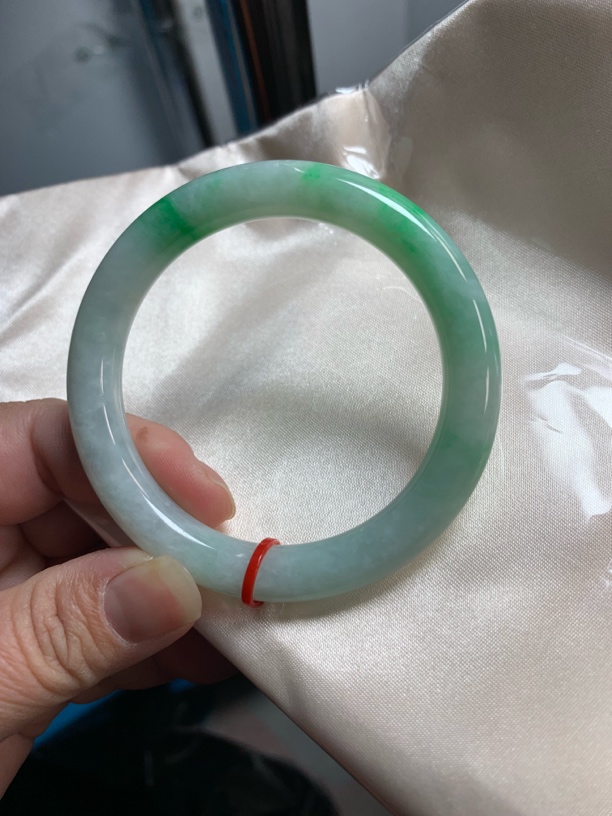 天然翡翠缅甸a货，圆条飘绿手镯54