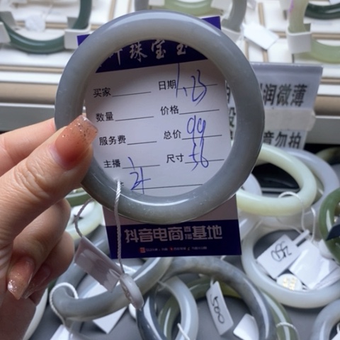 和田玉手镯未镶嵌守****持