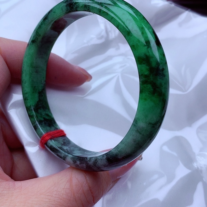 翡翠手镯未镶嵌翡翠