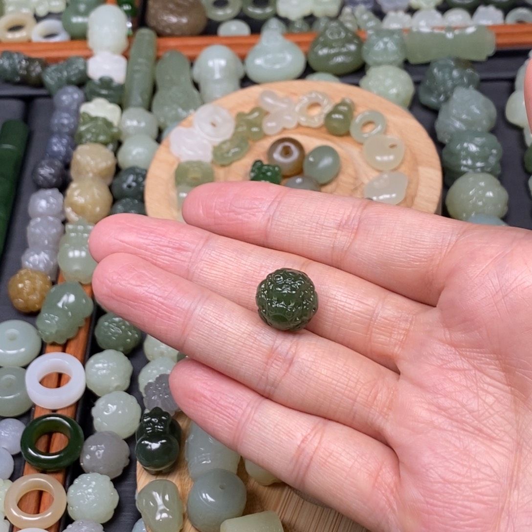 等***久和田玉未镶嵌颈饰