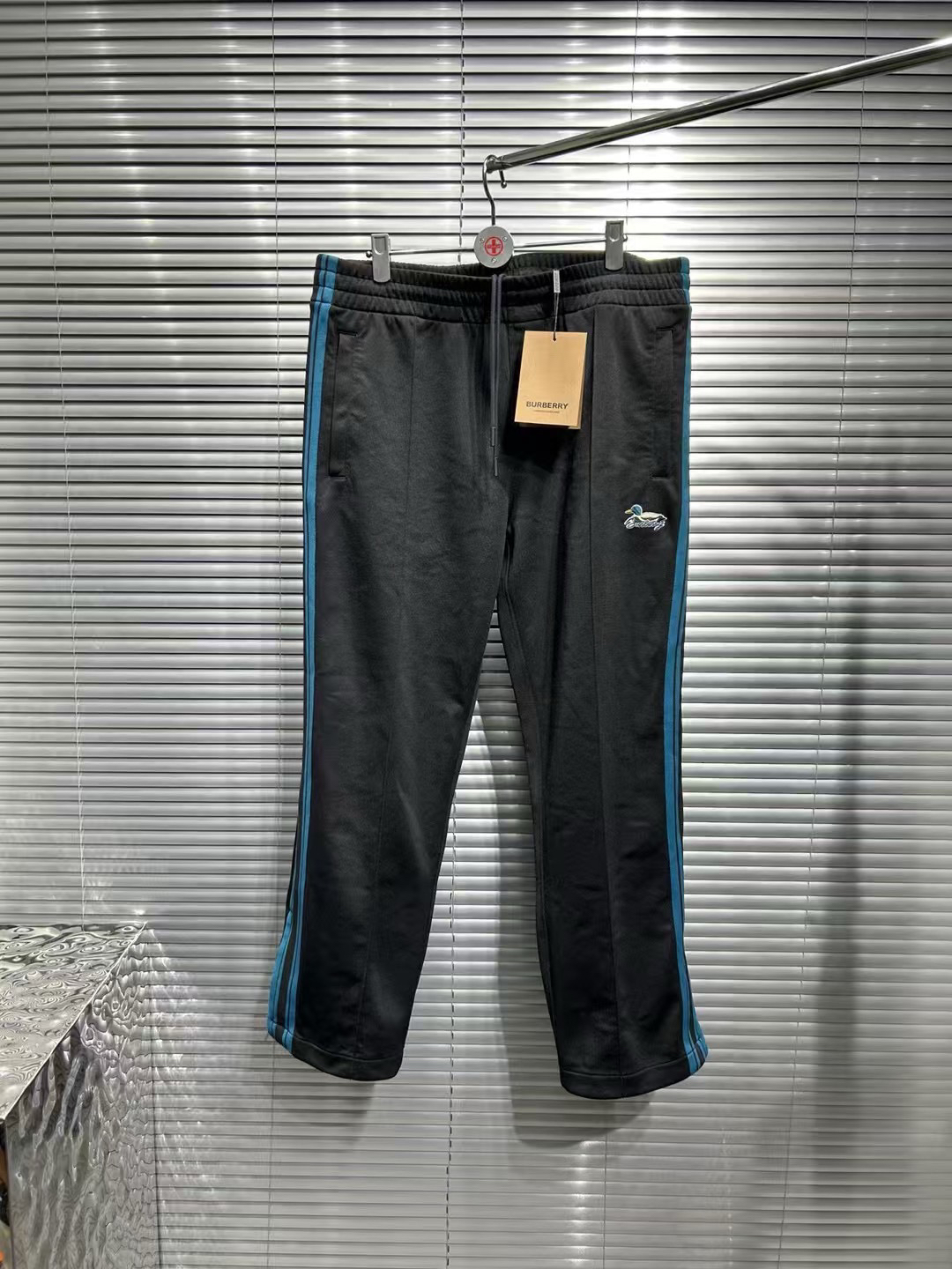 全新未使用 BURBERRY/博柏利 24fw侧边蓝色织带链黑色运动裤 xl码
