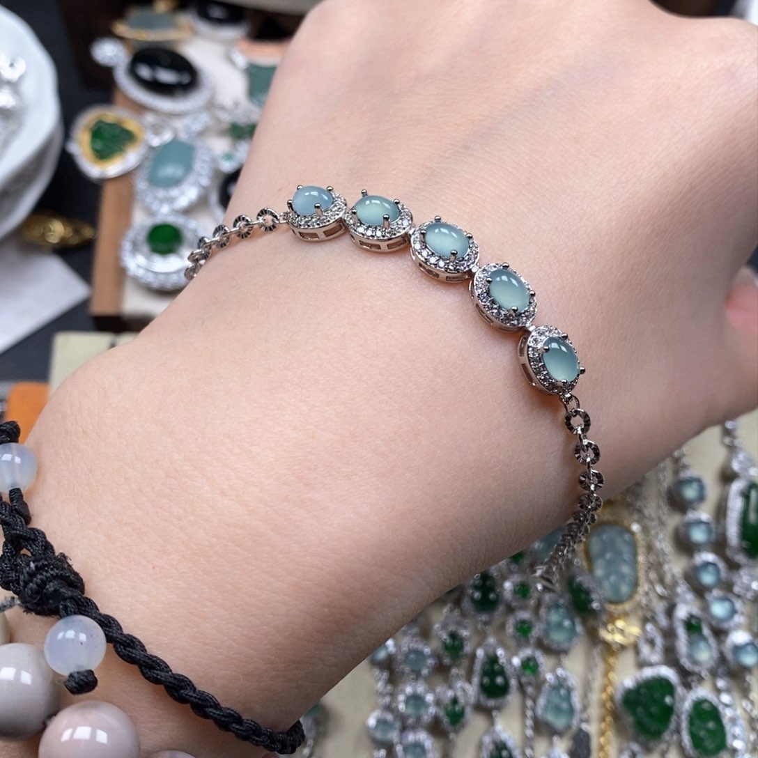 翡翠颈饰未镶嵌翡翠