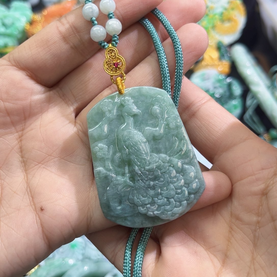 翡翠未镶嵌颈饰待编织