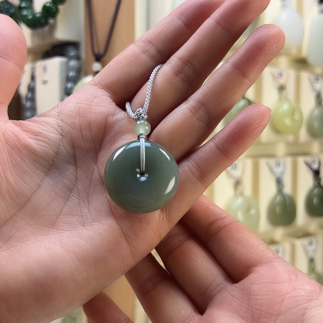 程***球和田玉未镶嵌颈饰