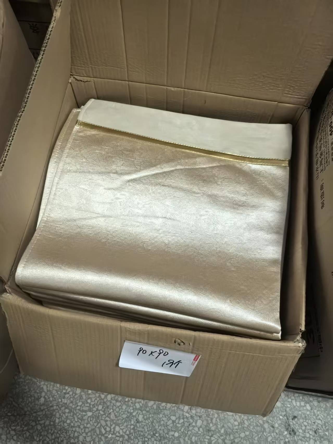 《厚广家》4楼90×90香槟金带金边款防滑沙发垫 发1张