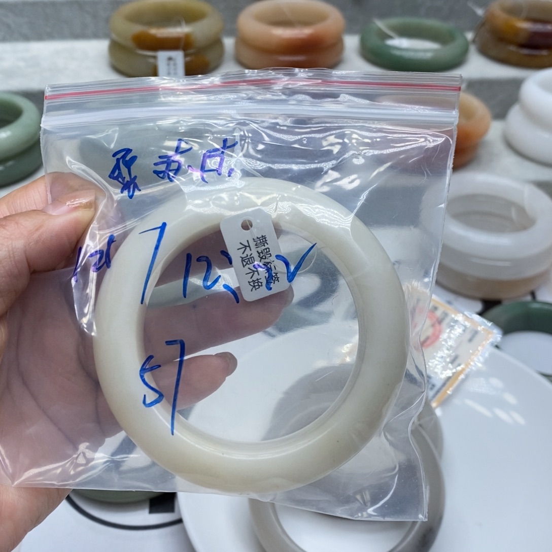 黎***苏石英质玉未镶嵌手镯