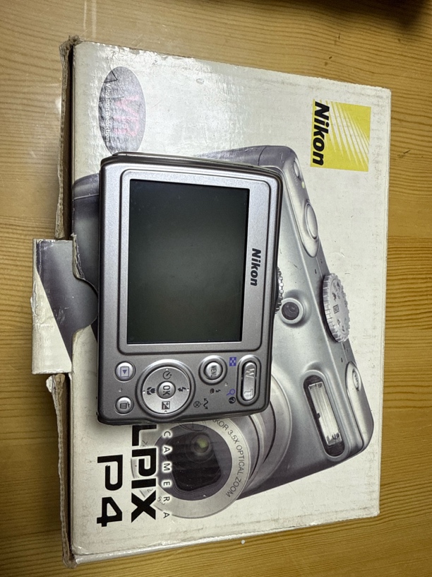 9新 Nikon/尼康 P4    95新810像素3倍变焦配件齐全数码相机