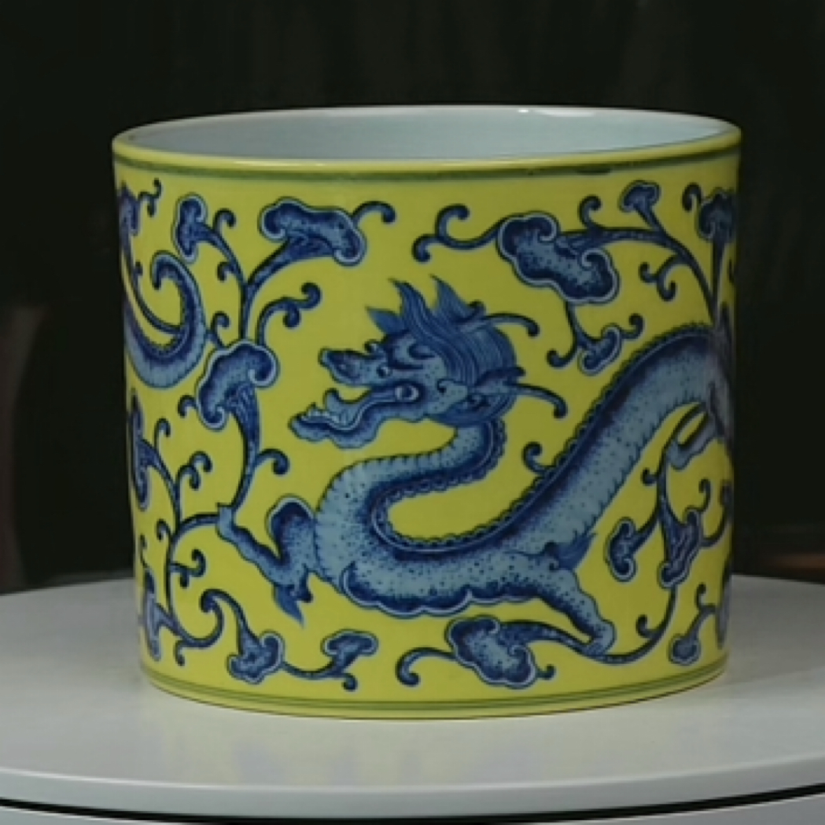 M黄地青花龙穿灵芝纹笔海