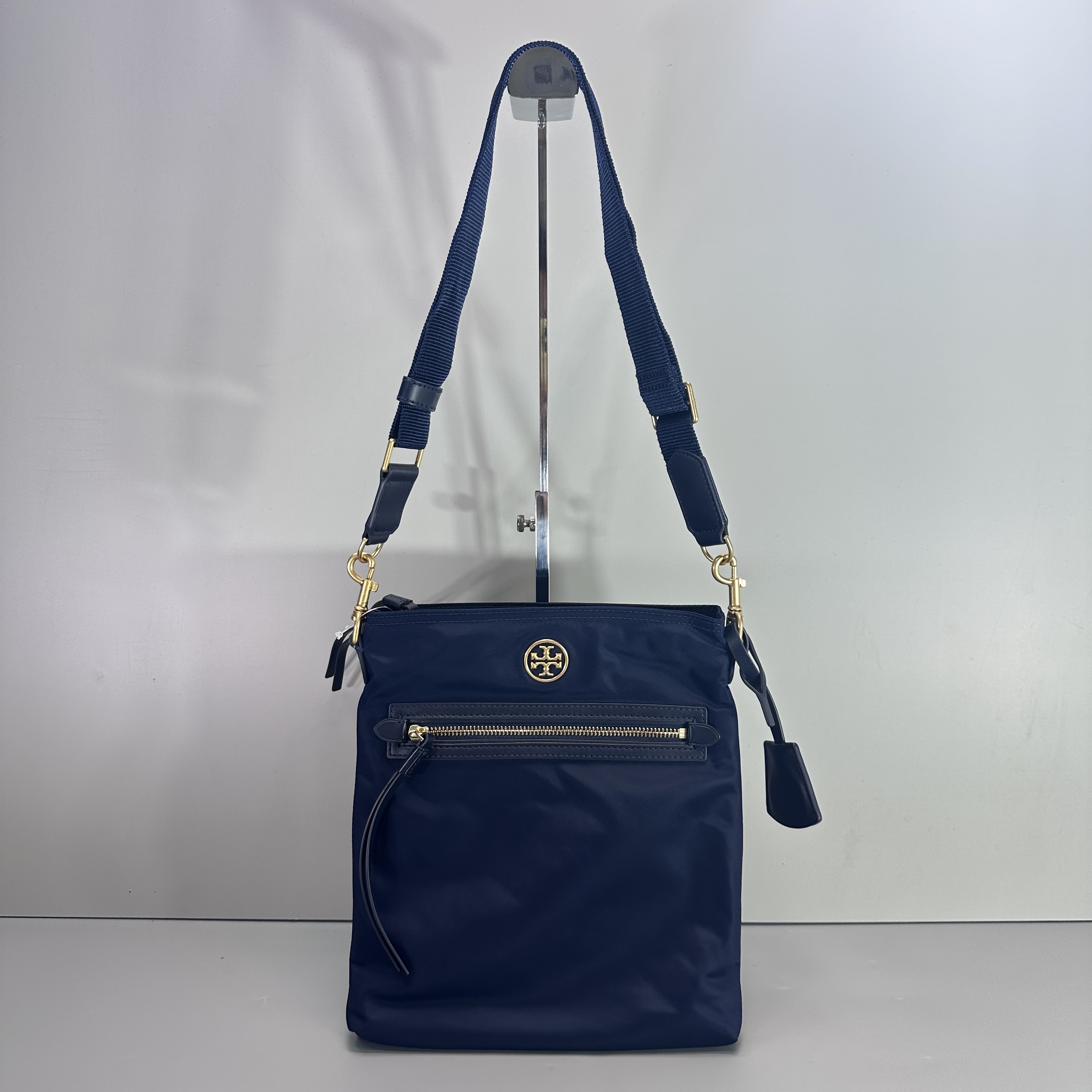 95新 TORY BURCH/汤丽柏琦 蓝色尼龙斜挎包23x27x3cmM021407