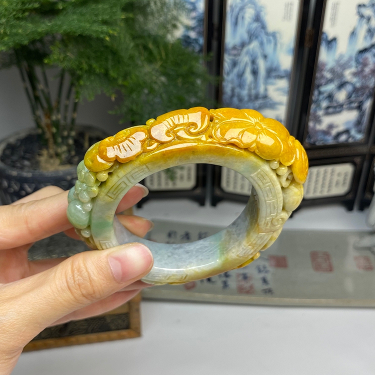 54黄加绿俏色荷叶如意金蟾雕花手镯 天然翡翠A货手镯