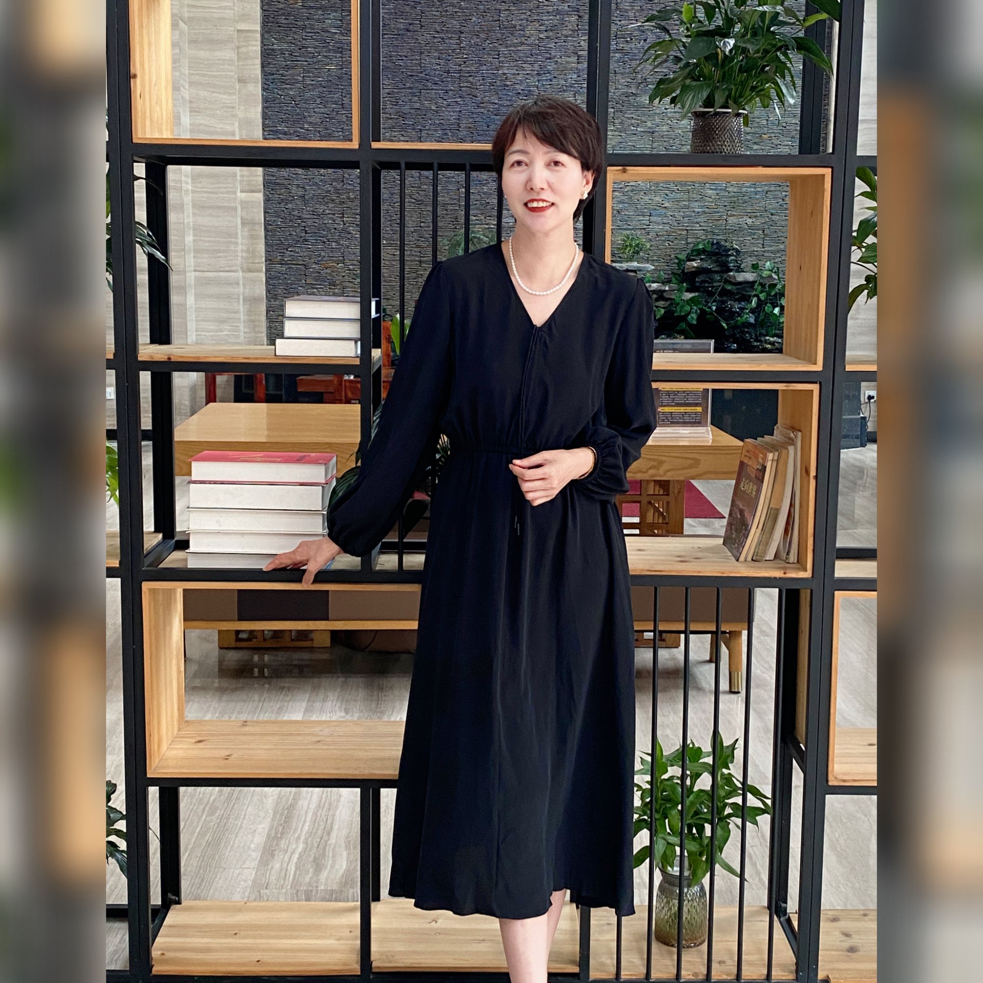 【YAN】 简约纯色V领收腰显瘦桑蚕丝长款连衣裙 # QBSH0717-B3014