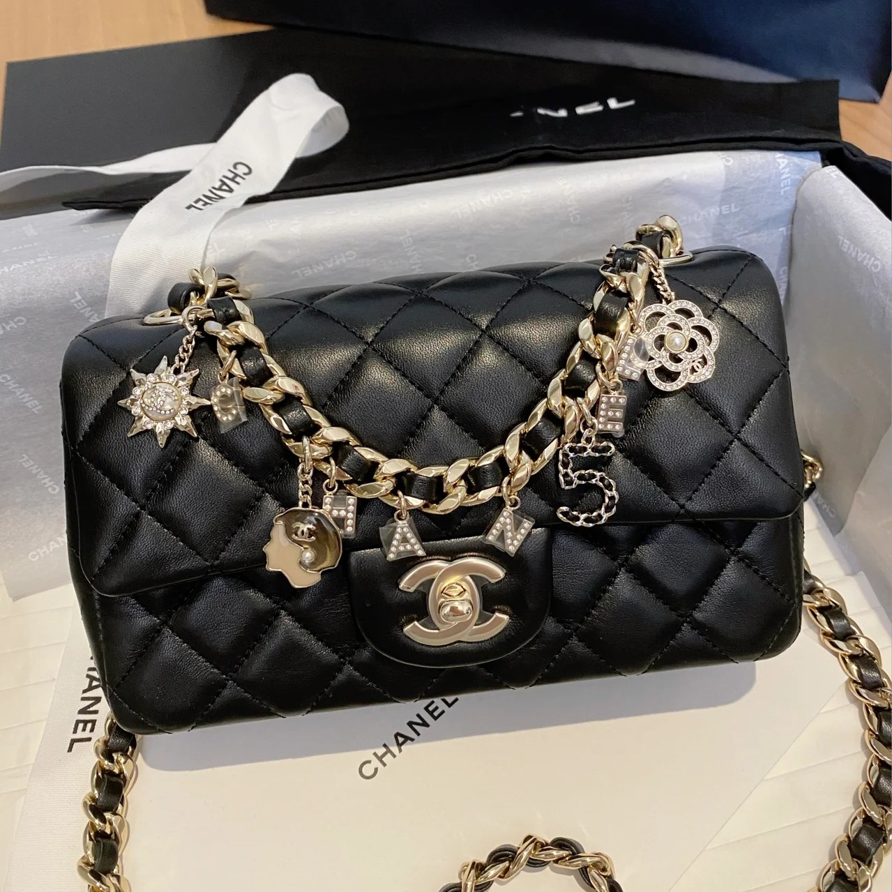 99新 Chanel/香奈儿 Chanel黑金徽章链条大mini 25090090-01