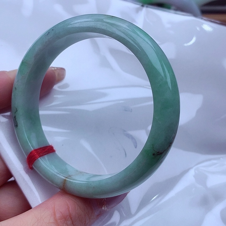 翡翠手镯未镶嵌翡翠