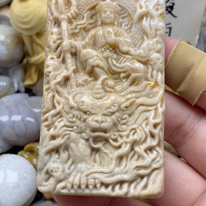 颈饰未镶嵌硅化珊瑚（珊瑚玉）