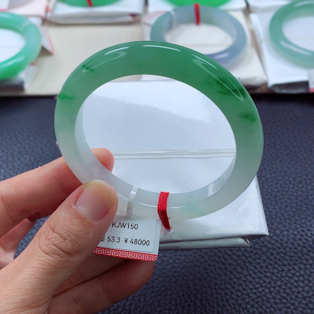 翡翠手镯未镶嵌半山水